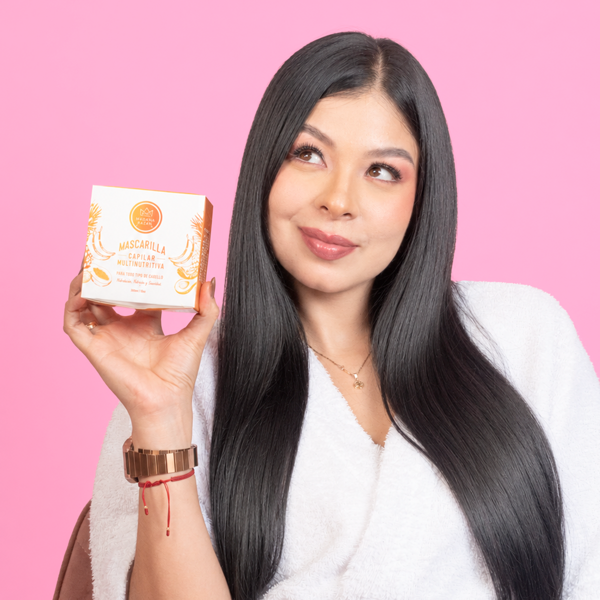 Modelo sosteniendo la Mascarilla Capilar – By Mariana Zapata