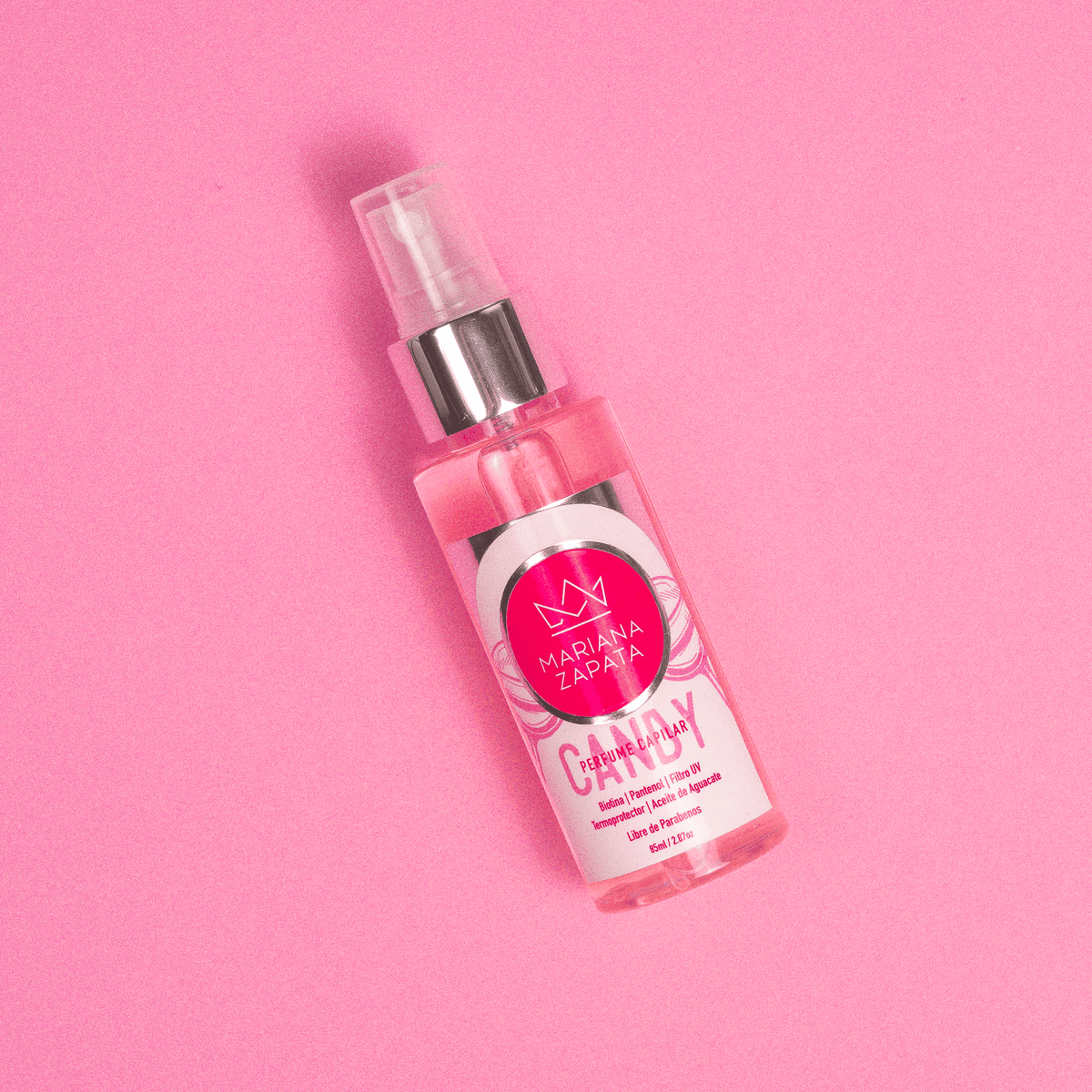 Perfume Capilar Candy, botella sobre fondo rosa – By Mariana Zapata