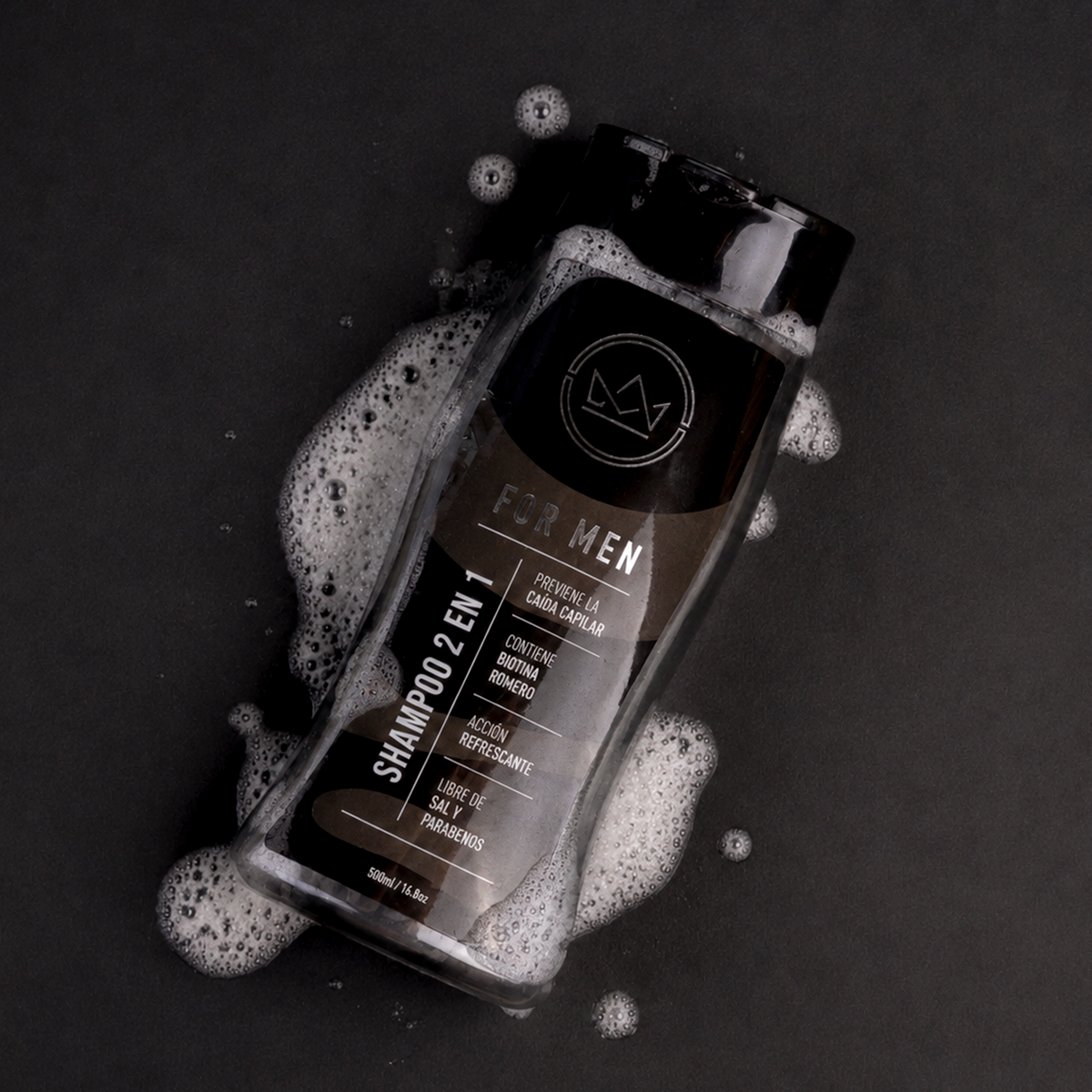 Shampoo Anticaída para Hombre con espuma en la mano – By Mariana Zapata