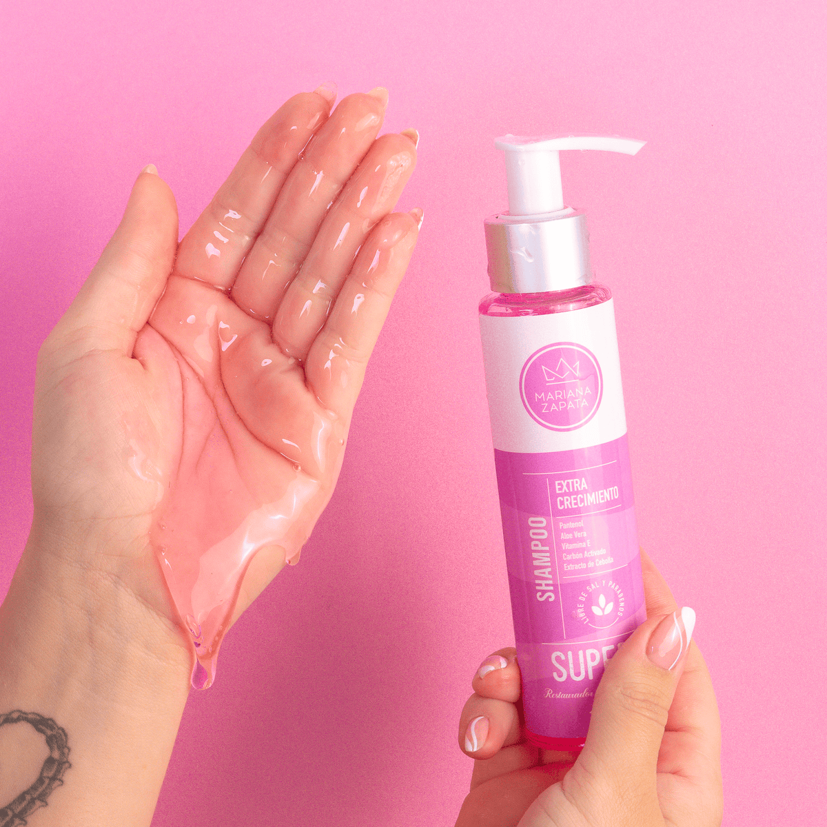 Shampoo Extra Crecimiento tamaño viajero con espuma en la mano – By Mariana Zapata