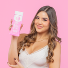 Modelo sosteniendo el Acondicionador Extra Suavidad – By Mariana Zapata