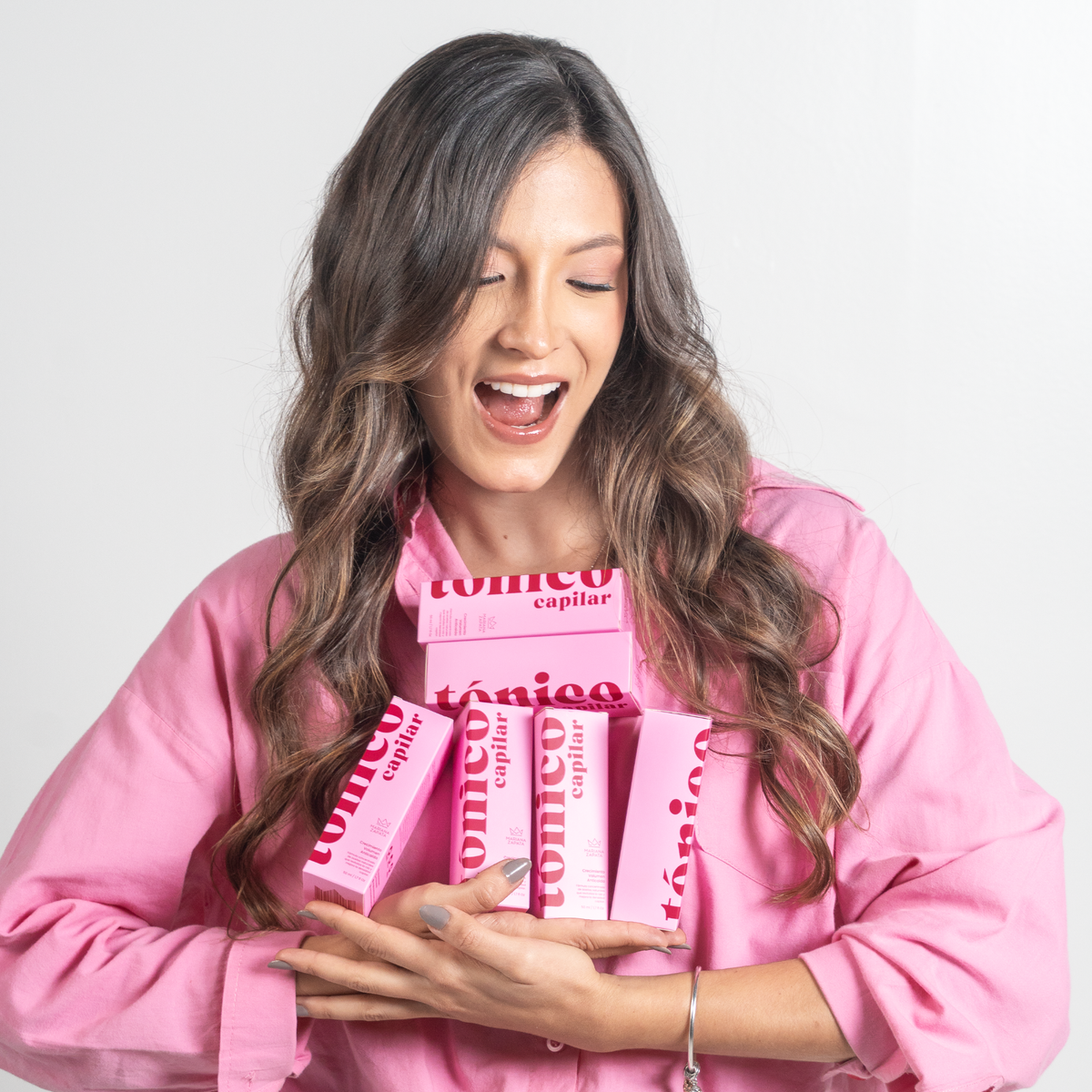 Kit DUO Tónicos Capilares, las dos botellas sobre fondo rosa – By Mariana Zapata