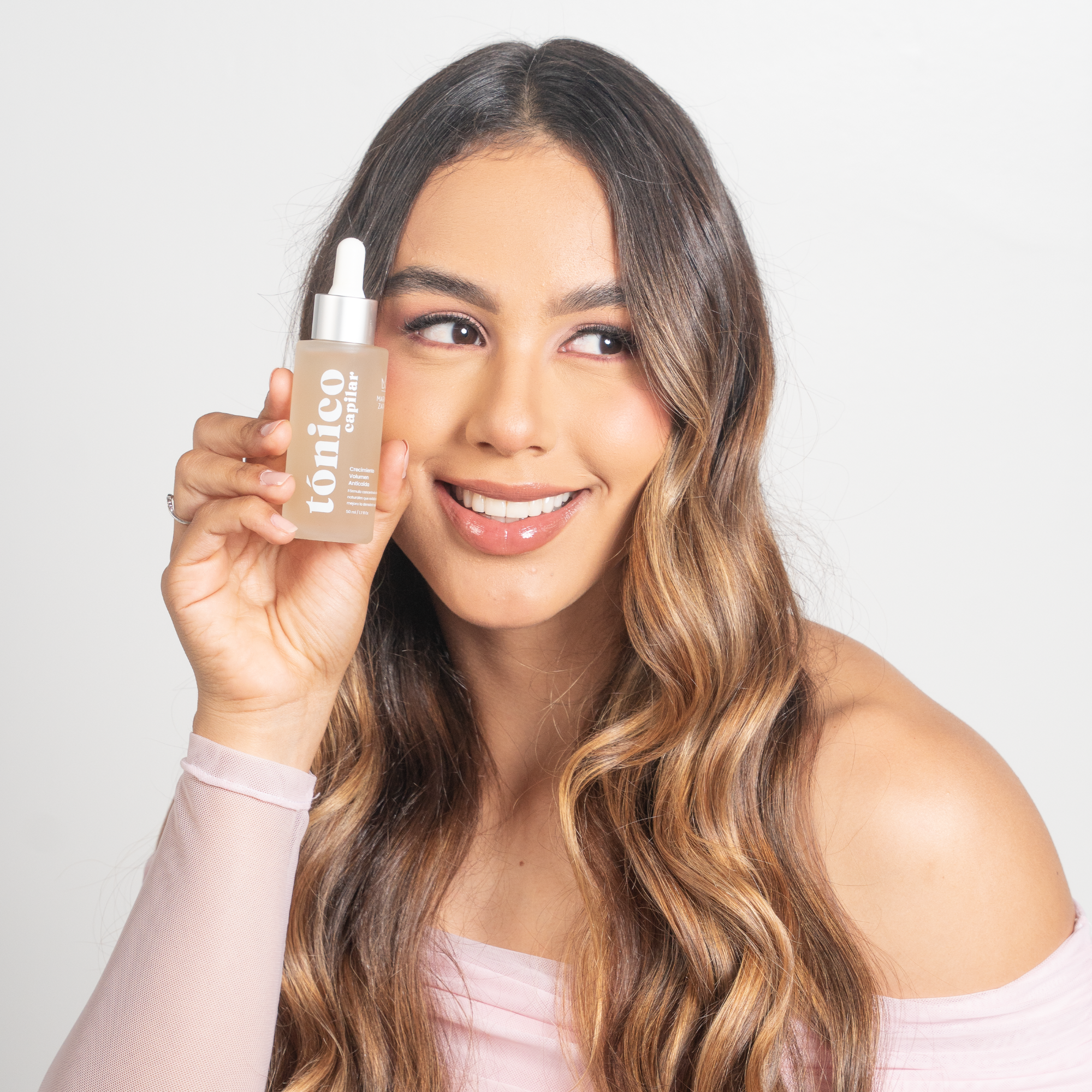Modelo aplicándose el Tónico Capilar del kit con gotero – By Mariana Zapata