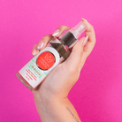 Acondicionador del Kit Iconic en mano, fondo rosa – By Mariana Zapata