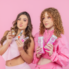 Dos modelas sosteniendo productos del Kit Luxury – By Mariana Zapata
