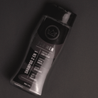Shampoo For Men del Kit Perfect Match, botella sobre fondo negro – By Mariana Zapata