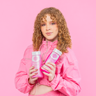Dos modelas sosteniendo el Kit Shampoo + Acondicionador – By Mariana Zapata