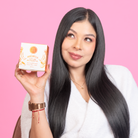 Modelo sosteniendo la Mascarilla Capilar – By Mariana Zapata