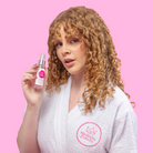 Modelo sosteniendo el Perfume Capilar Candy en bolsa de regalo – By Mariana Zapata