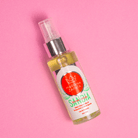 Perfume Capilar de Sandía, botella sobre fondo rosa – By Mariana Zapata