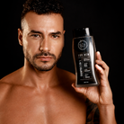 Modelo sosteniendo el Shampoo Anticaída para Hombre – By Mariana Zapata