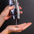 Textura del Shampoo Anticaída para Hombre en la mano – By Mariana Zapata