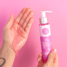 Shampoo Extra Crecimiento tamaño viajero con espuma en la mano – By Mariana Zapata