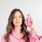 Modelo sosteniendo el Shampoo Extra Crecimiento tamaño viajero – By Mariana Zapata